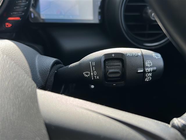 ＭＩＮＩ クーパー　純正ナビ／バックカメラ／ツートンカラー／レーダー探知機／ＭＴモード付ＡＴ／ＵＳＢ入力端子／Ｂｌｕｅｔｏｏｔｈ接続／ドライブレコーダー／純正アルミホイール／社外フロアマット／オートエアコン／スマートキー（7枚目）