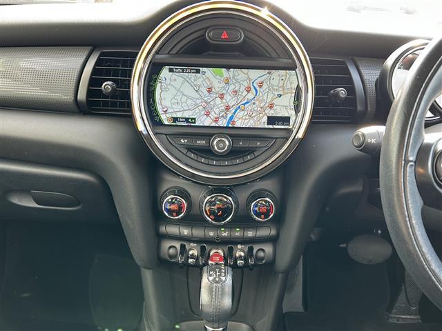 ＭＩＮＩ クーパー　純正ナビ／バックカメラ／ツートンカラー／レーダー探知機／ＭＴモード付ＡＴ／ＵＳＢ入力端子／Ｂｌｕｅｔｏｏｔｈ接続／ドライブレコーダー／純正アルミホイール／社外フロアマット／オートエアコン／スマートキー（9枚目）