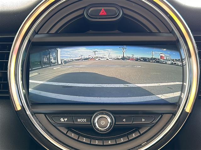 ＭＩＮＩ クーパー　純正ナビ／バックカメラ／ツートンカラー／レーダー探知機／ＭＴモード付ＡＴ／ＵＳＢ入力端子／Ｂｌｕｅｔｏｏｔｈ接続／ドライブレコーダー／純正アルミホイール／社外フロアマット／オートエアコン／スマートキー（11枚目）