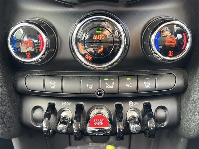 ＭＩＮＩ クーパー　純正ナビ／バックカメラ／ツートンカラー／レーダー探知機／ＭＴモード付ＡＴ／ＵＳＢ入力端子／Ｂｌｕｅｔｏｏｔｈ接続／ドライブレコーダー／純正アルミホイール／社外フロアマット／オートエアコン／スマートキー（12枚目）