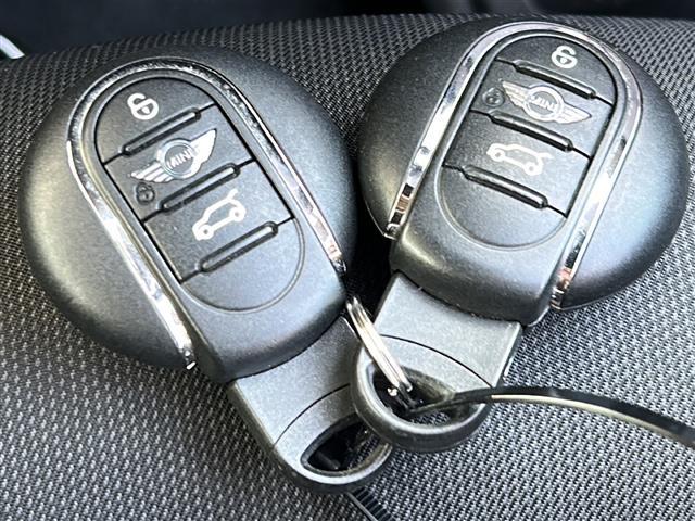 ＭＩＮＩ クーパー　純正ナビ／バックカメラ／ツートンカラー／レーダー探知機／ＭＴモード付ＡＴ／ＵＳＢ入力端子／Ｂｌｕｅｔｏｏｔｈ接続／ドライブレコーダー／純正アルミホイール／社外フロアマット／オートエアコン／スマートキー（13枚目）