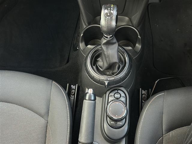 ＭＩＮＩ クーパー　純正ナビ／バックカメラ／ツートンカラー／レーダー探知機／ＭＴモード付ＡＴ／ＵＳＢ入力端子／Ｂｌｕｅｔｏｏｔｈ接続／ドライブレコーダー／純正アルミホイール／社外フロアマット／オートエアコン／スマートキー（14枚目）