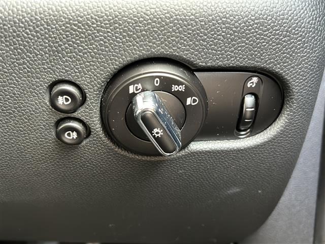 ＭＩＮＩ クーパー　純正ナビ／バックカメラ／ツートンカラー／レーダー探知機／ＭＴモード付ＡＴ／ＵＳＢ入力端子／Ｂｌｕｅｔｏｏｔｈ接続／ドライブレコーダー／純正アルミホイール／社外フロアマット／オートエアコン／スマートキー（15枚目）