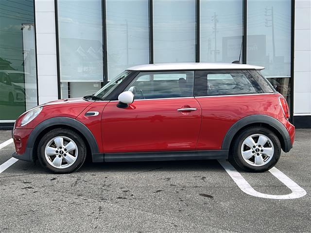 ＭＩＮＩ クーパー　純正ナビ／バックカメラ／ツートンカラー／レーダー探知機／ＭＴモード付ＡＴ／ＵＳＢ入力端子／Ｂｌｕｅｔｏｏｔｈ接続／ドライブレコーダー／純正アルミホイール／社外フロアマット／オートエアコン／スマートキー（32枚目）