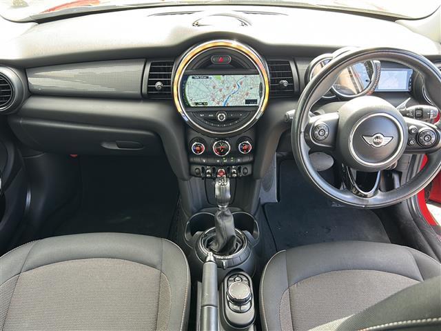 ＭＩＮＩ クーパー　純正ナビ／バックカメラ／ツートンカラー／レーダー探知機／ＭＴモード付ＡＴ／ＵＳＢ入力端子／Ｂｌｕｅｔｏｏｔｈ接続／ドライブレコーダー／純正アルミホイール／社外フロアマット／オートエアコン／スマートキー（42枚目）