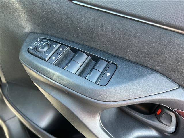 ヤリスクロス ハイブリッドZ 禁煙車/純正ディスプレイオーディオ/バックモニター/レーダークルーズコントロール/ステアリングヒーター/シートヒーター/ハーフレザーシート/前後コーナーセンサー/ビルトインETC/レーンキープアシスト(18枚目)