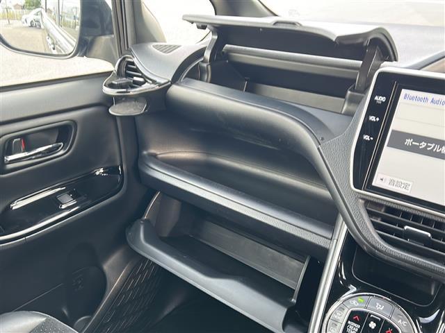 ヴォクシー ZS 煌III 純正9インチナビ/フルセグTV/バックカメラ/クルーズコントロール/両側パワースライドドア/コーナーセンサー/プッシュスタート/レーンキープアシスト/LEDヘッドライト/オートライト/禁煙車/ETC(17枚目)