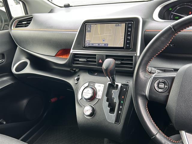 シエンタ G クエロ 純正7インチナビ/バックモニター/フルセグテレビ/両側パワースライドドア/トヨタセーフティセンス/社外アルミホイール/純正フロアマット/LEDヘッドライト/ハーフレザーシート/オレンジステッチ/ETC(10枚目)