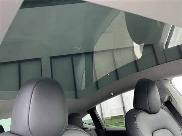 モデルY パフォーマンス パノラマルーフ/オートパイロット/禁煙車/純正ディスプレイオーディオ/パーキングアシスト/レザーシート/シートヒーター/バックカメラ/サイドカメラ/クルーズコントロール/レーンキープアシスト/4WD(5枚目)