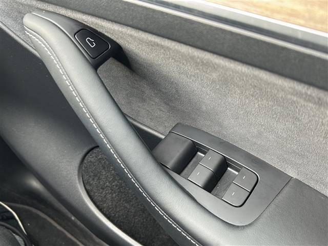 モデルY パフォーマンス パノラマルーフ/オートパイロット/禁煙車/純正ディスプレイオーディオ/パーキングアシスト/レザーシート/シートヒーター/バックカメラ/サイドカメラ/クルーズコントロール/レーンキープアシスト/4WD(16枚目)