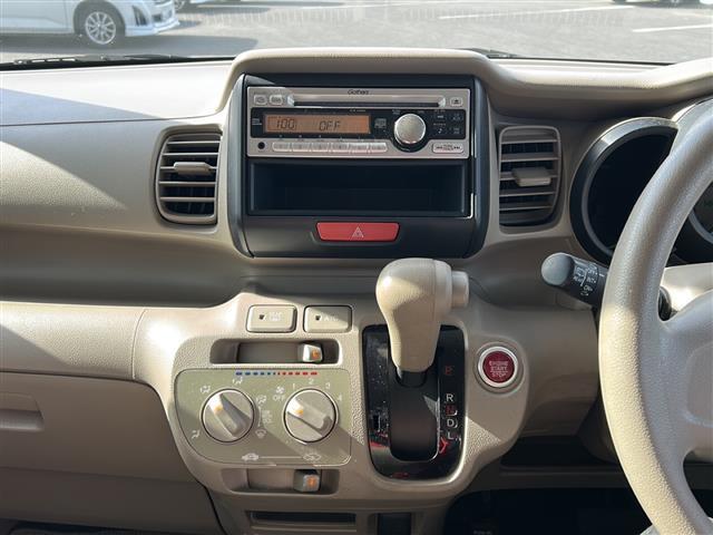 N-BOX G オーディオ/CD/USB/両側パワースライドドア/プッシュスタート/スマートキー/純正フロアマット/ドアバイザー/アルミホイール/ベンチシート/横滑り防止装置/オートエアコン/ハロゲンヘッドライト(8枚目)