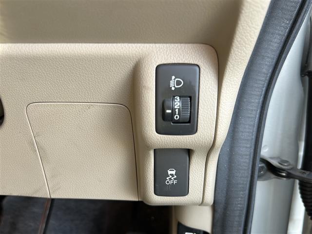 N-BOX G オーディオ/CD/USB/両側パワースライドドア/プッシュスタート/スマートキー/純正フロアマット/ドアバイザー/アルミホイール/ベンチシート/横滑り防止装置/オートエアコン/ハロゲンヘッドライト(11枚目)