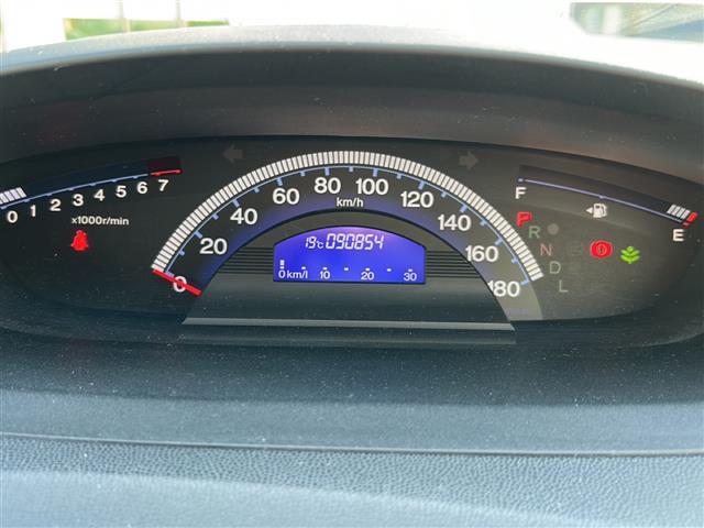 フリード Ｇ　ジャストセレクション　社外７インチナビ／両側パワースライドドア／ワンセグＴＶ／ウィンカーミラー／社外アルミホイール／キセノンヘッドライト／純正フロアマット／ウォークスルー／３列シート／Ｂｌｕｅｔｏｏｔｈ接続／スマートキー／（3枚目）