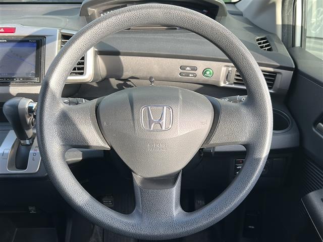 フリード Ｇ　ジャストセレクション　社外７インチナビ／両側パワースライドドア／ワンセグＴＶ／ウィンカーミラー／社外アルミホイール／キセノンヘッドライト／純正フロアマット／ウォークスルー／３列シート／Ｂｌｕｅｔｏｏｔｈ接続／スマートキー／（4枚目）