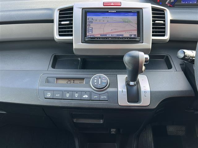 フリード Ｇ　ジャストセレクション　社外７インチナビ／両側パワースライドドア／ワンセグＴＶ／ウィンカーミラー／社外アルミホイール／キセノンヘッドライト／純正フロアマット／ウォークスルー／３列シート／Ｂｌｕｅｔｏｏｔｈ接続／スマートキー／（7枚目）