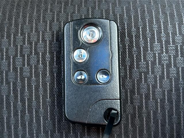 フリード Ｇ　ジャストセレクション　社外７インチナビ／両側パワースライドドア／ワンセグＴＶ／ウィンカーミラー／社外アルミホイール／キセノンヘッドライト／純正フロアマット／ウォークスルー／３列シート／Ｂｌｕｅｔｏｏｔｈ接続／スマートキー／（8枚目）