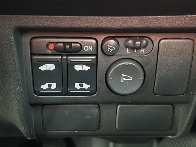 フリード Ｇ　ジャストセレクション　社外７インチナビ／両側パワースライドドア／ワンセグＴＶ／ウィンカーミラー／社外アルミホイール／キセノンヘッドライト／純正フロアマット／ウォークスルー／３列シート／Ｂｌｕｅｔｏｏｔｈ接続／スマートキー／（9枚目）