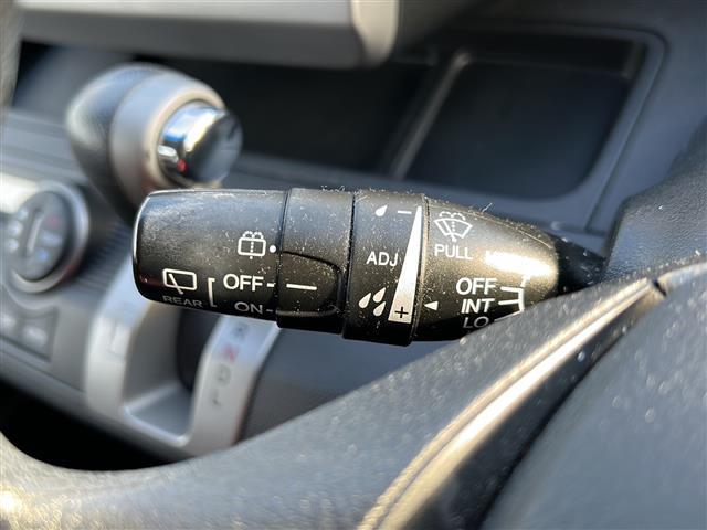 フリード Ｇ　ジャストセレクション　社外７インチナビ／両側パワースライドドア／ワンセグＴＶ／ウィンカーミラー／社外アルミホイール／キセノンヘッドライト／純正フロアマット／ウォークスルー／３列シート／Ｂｌｕｅｔｏｏｔｈ接続／スマートキー／（12枚目）