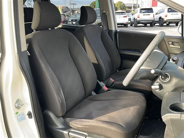 フリード Ｇ　ジャストセレクション　社外７インチナビ／両側パワースライドドア／ワンセグＴＶ／ウィンカーミラー／社外アルミホイール／キセノンヘッドライト／純正フロアマット／ウォークスルー／３列シート／Ｂｌｕｅｔｏｏｔｈ接続／スマートキー／（14枚目）