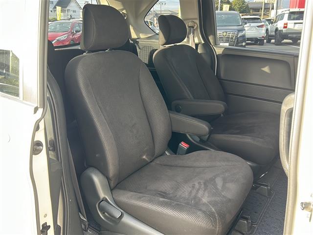 フリード Ｇ　ジャストセレクション　社外７インチナビ／両側パワースライドドア／ワンセグＴＶ／ウィンカーミラー／社外アルミホイール／キセノンヘッドライト／純正フロアマット／ウォークスルー／３列シート／Ｂｌｕｅｔｏｏｔｈ接続／スマートキー／（16枚目）