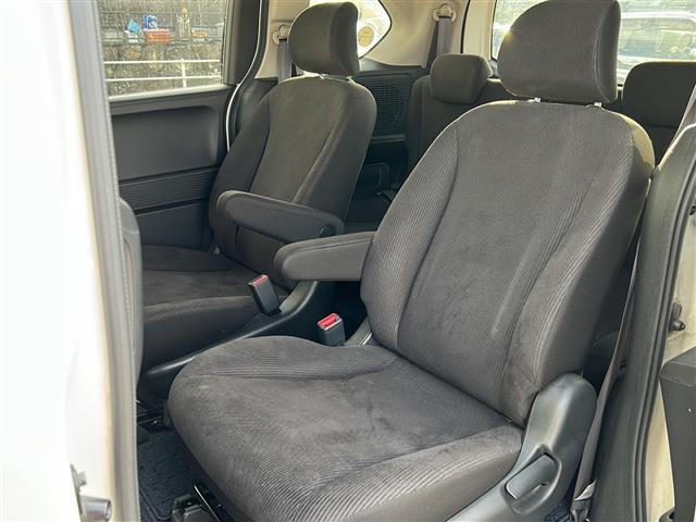 フリード Ｇ　ジャストセレクション　社外７インチナビ／両側パワースライドドア／ワンセグＴＶ／ウィンカーミラー／社外アルミホイール／キセノンヘッドライト／純正フロアマット／ウォークスルー／３列シート／Ｂｌｕｅｔｏｏｔｈ接続／スマートキー／（17枚目）