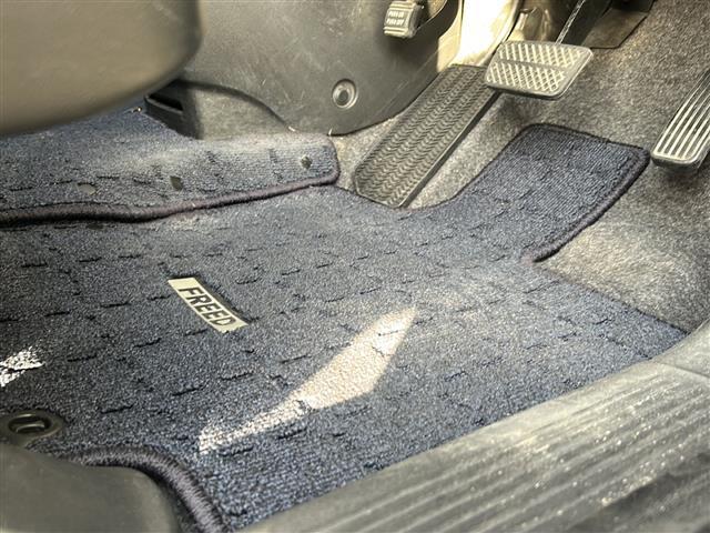 フリード Ｇ　ジャストセレクション　社外７インチナビ／両側パワースライドドア／ワンセグＴＶ／ウィンカーミラー／社外アルミホイール／キセノンヘッドライト／純正フロアマット／ウォークスルー／３列シート／Ｂｌｕｅｔｏｏｔｈ接続／スマートキー／（20枚目）