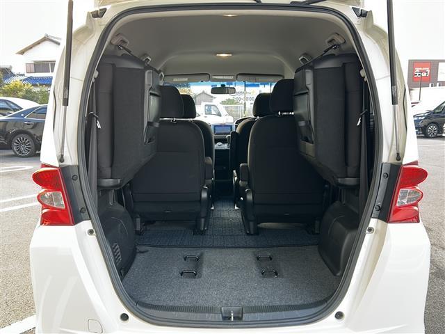 フリード Ｇ　ジャストセレクション　社外７インチナビ／両側パワースライドドア／ワンセグＴＶ／ウィンカーミラー／社外アルミホイール／キセノンヘッドライト／純正フロアマット／ウォークスルー／３列シート／Ｂｌｕｅｔｏｏｔｈ接続／スマートキー／（26枚目）