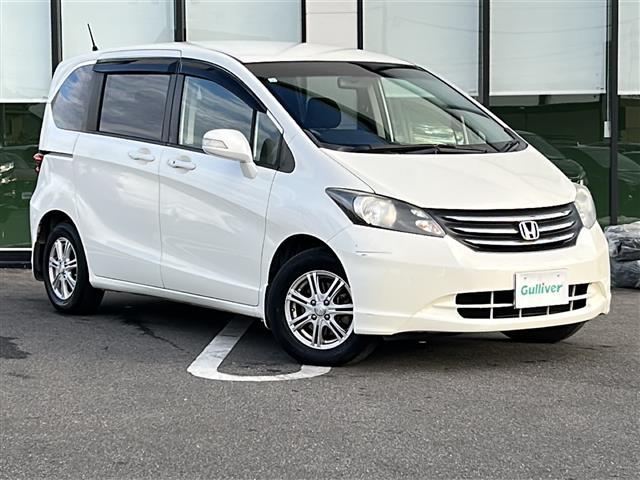 フリード Ｇ　ジャストセレクション　社外７インチナビ／両側パワースライドドア／ワンセグＴＶ／ウィンカーミラー／社外アルミホイール／キセノンヘッドライト／純正フロアマット／ウォークスルー／３列シート／Ｂｌｕｅｔｏｏｔｈ接続／スマートキー／（30枚目）