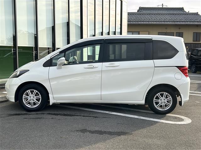 フリード Ｇ　ジャストセレクション　社外７インチナビ／両側パワースライドドア／ワンセグＴＶ／ウィンカーミラー／社外アルミホイール／キセノンヘッドライト／純正フロアマット／ウォークスルー／３列シート／Ｂｌｕｅｔｏｏｔｈ接続／スマートキー／（34枚目）