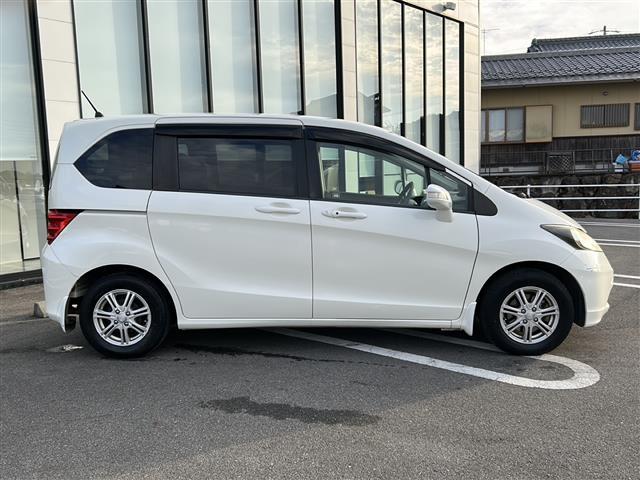 フリード Ｇ　ジャストセレクション　社外７インチナビ／両側パワースライドドア／ワンセグＴＶ／ウィンカーミラー／社外アルミホイール／キセノンヘッドライト／純正フロアマット／ウォークスルー／３列シート／Ｂｌｕｅｔｏｏｔｈ接続／スマートキー／（35枚目）