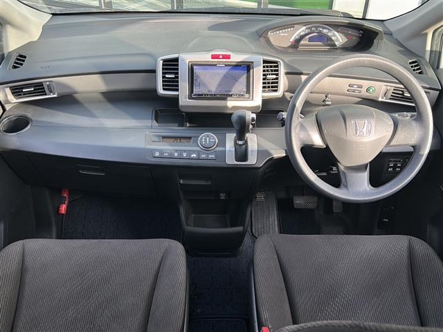 フリード Ｇ　ジャストセレクション　社外７インチナビ／両側パワースライドドア／ワンセグＴＶ／ウィンカーミラー／社外アルミホイール／キセノンヘッドライト／純正フロアマット／ウォークスルー／３列シート／Ｂｌｕｅｔｏｏｔｈ接続／スマートキー／（42枚目）