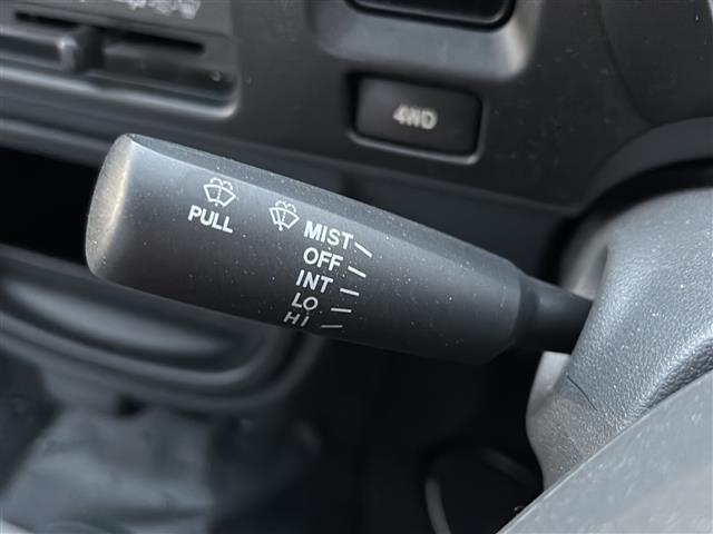 ハイゼットトラック エアコン・パワステ スペシャル 5速マニュアル/4WD/ケンウッドオーディオ/サマータイヤ車載/純正フロアマット/サイドドアバイザー/ケンウッドオーディオ/CD/AUX/パワーステアリング/エアコン/パワーウィンドウ/エアバック(4枚目)