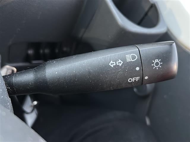 ハイゼットトラック エアコン・パワステ スペシャル 5速マニュアル/4WD/ケンウッドオーディオ/サマータイヤ車載/純正フロアマット/サイドドアバイザー/ケンウッドオーディオ/CD/AUX/パワーステアリング/エアコン/パワーウィンドウ/エアバック(5枚目)