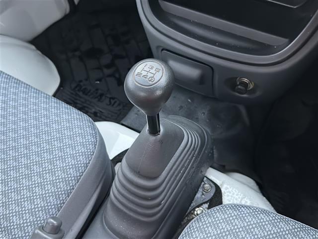 ハイゼットトラック エアコン・パワステ スペシャル 5速マニュアル/4WD/ケンウッドオーディオ/サマータイヤ車載/純正フロアマット/サイドドアバイザー/ケンウッドオーディオ/CD/AUX/パワーステアリング/エアコン/パワーウィンドウ/エアバック(6枚目)