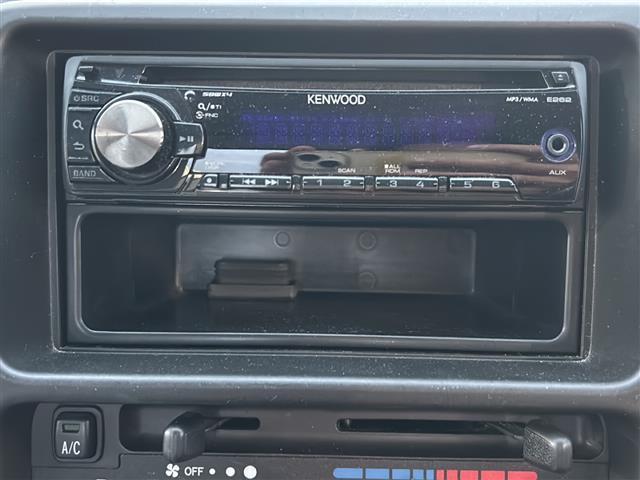 ハイゼットトラック エアコン・パワステ スペシャル 5速マニュアル/4WD/ケンウッドオーディオ/サマータイヤ車載/純正フロアマット/サイドドアバイザー/ケンウッドオーディオ/CD/AUX/パワーステアリング/エアコン/パワーウィンドウ/エアバック(9枚目)