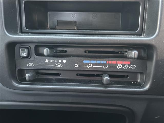 ハイゼットトラック エアコン・パワステ スペシャル 5速マニュアル/4WD/ケンウッドオーディオ/サマータイヤ車載/純正フロアマット/サイドドアバイザー/ケンウッドオーディオ/CD/AUX/パワーステアリング/エアコン/パワーウィンドウ/エアバック(10枚目)