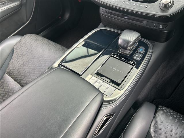 ＬＳ ＬＳ５００ｈ　Ｆスポーツ　サンルーフ／全方位カメラ／ＥＴＣ２．０／禁煙車／クルーズコントロール／レーンキープアシスト／コーナーセンサー／バックカメラ／ドライブレコーダー／ハーフレザーシート／シートヒーター／ステアリングヒーター（19枚目）