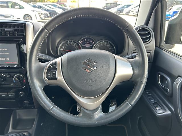 ジムニー ランドベンチャー　フルセグテレビ／社外７インチナビ／ハーフレザーシート／シートヒーター／背面タイヤハードカバー／サイドバイザー／スタッドレス有／純正アルミホイール／純正フロアマット／前後ドライブレコーダー／禁煙車　ＰＳ（3枚目）