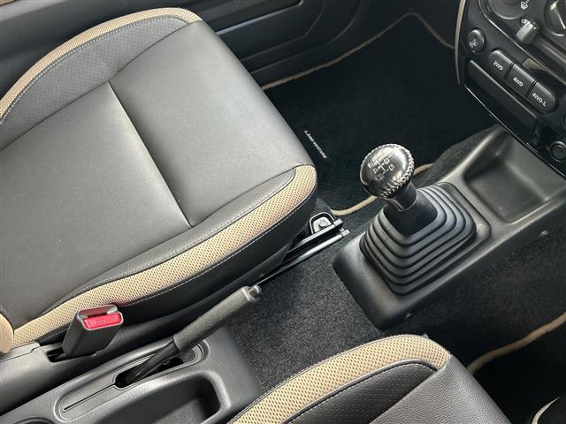 ジムニー ランドベンチャー　フルセグテレビ／社外７インチナビ／ハーフレザーシート／シートヒーター／背面タイヤハードカバー／サイドバイザー／スタッドレス有／純正アルミホイール／純正フロアマット／前後ドライブレコーダー／禁煙車　ＰＳ（9枚目）