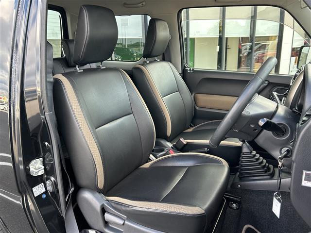 ジムニー ランドベンチャー　フルセグテレビ／社外７インチナビ／ハーフレザーシート／シートヒーター／背面タイヤハードカバー／サイドバイザー／スタッドレス有／純正アルミホイール／純正フロアマット／前後ドライブレコーダー／禁煙車　ＰＳ（10枚目）