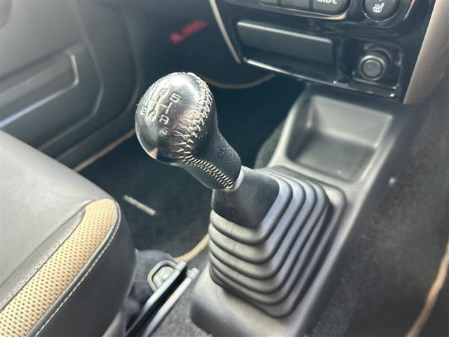 ジムニー ランドベンチャー　フルセグテレビ／社外７インチナビ／ハーフレザーシート／シートヒーター／背面タイヤハードカバー／サイドバイザー／スタッドレス有／純正アルミホイール／純正フロアマット／前後ドライブレコーダー／禁煙車　ＰＳ（15枚目）