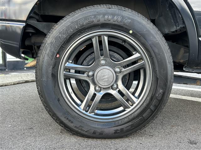 ジムニー ランドベンチャー　フルセグテレビ／社外７インチナビ／ハーフレザーシート／シートヒーター／背面タイヤハードカバー／サイドバイザー／スタッドレス有／純正アルミホイール／純正フロアマット／前後ドライブレコーダー／禁煙車　ＰＳ（25枚目）