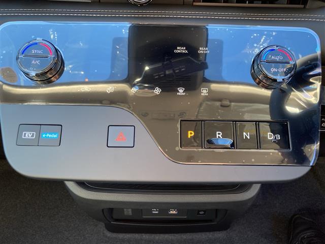 セレナ ｅ－パワー　ハイウェイスターＶ　全方位カメラ／両側パワースライドドア／フルセグＴＶ／純正ディスプレイオーディオ／バックカメラ／クルーズコントロール／プロパイロット／ハーフレザーシート／ワイヤレス充電／ＬＥＤヘッドライト／禁煙車（12枚目）