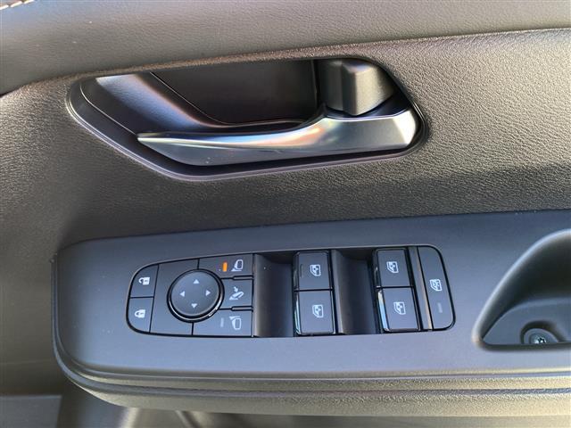 セレナ ｅ－パワー　ハイウェイスターＶ　全方位カメラ／両側パワースライドドア／フルセグＴＶ／純正ディスプレイオーディオ／バックカメラ／クルーズコントロール／プロパイロット／ハーフレザーシート／ワイヤレス充電／ＬＥＤヘッドライト／禁煙車（14枚目）