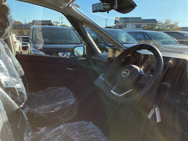 セレナ ｅ－パワー　ハイウェイスターＶ　全方位カメラ／両側パワースライドドア／フルセグＴＶ／純正ディスプレイオーディオ／バックカメラ／クルーズコントロール／プロパイロット／ハーフレザーシート／ワイヤレス充電／ＬＥＤヘッドライト／禁煙車（19枚目）