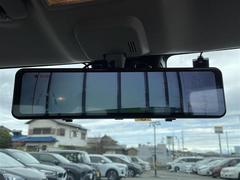 【デジタルルームミラー】車両後方カメラの映像をルームミラーに映すことが出来ます。　そのため、後席に人や荷物があって後方が見えづらい場合でもしっかり視界を確保することが出来ます。 4