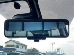 【デジタルルームミラー】車両後方カメラの映像をルームミラーに映すことが出来ます。　そのため、後席に人や荷物があって後方が見えづらい場合でもしっかり視界を確保することが出来ます。 7