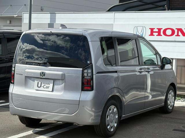 フリード エアー　登録済未使用車　ナビ　ドラレコ　フロアマット　ＥＴＣ　ホンダセンシング　オートクルーズコントロール　レーンキープアシスト　衝突軽減ブレーキ　両側電動スライドドア　クルコン　横滑り防止機能　フルセグ（2枚目）