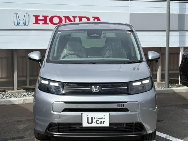 フリード エアー　登録済未使用車　ナビ　ドラレコ　フロアマット　ＥＴＣ　ホンダセンシング　オートクルーズコントロール　レーンキープアシスト　衝突軽減ブレーキ　両側電動スライドドア　クルコン　横滑り防止機能　フルセグ（3枚目）