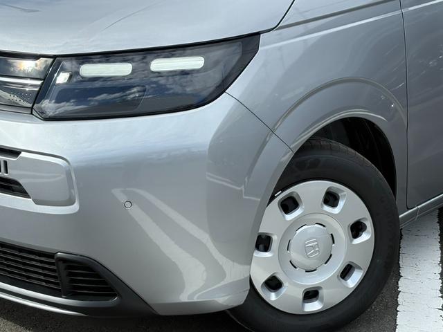 フリード エアー　登録済未使用車　ナビ　ドラレコ　フロアマット　ＥＴＣ　ホンダセンシング　オートクルーズコントロール　レーンキープアシスト　衝突軽減ブレーキ　両側電動スライドドア　クルコン　横滑り防止機能　フルセグ（7枚目）